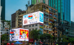 Đường phố TP HCM rực rỡ cờ hoa mừng đại lễ 30/4.