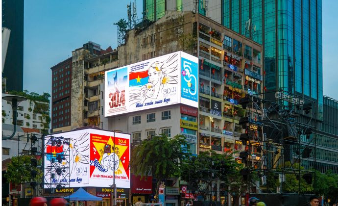 Đường phố TP HCM rực rỡ cờ hoa mừng đại lễ 30/4.